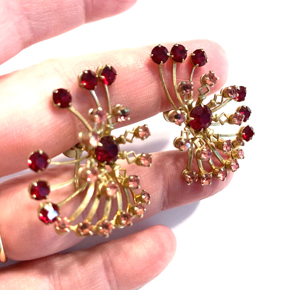 Vintage Mid Century Screwback Earrings Starburst Red & Pink Rhinestone on Gold - Picture 5 of 7